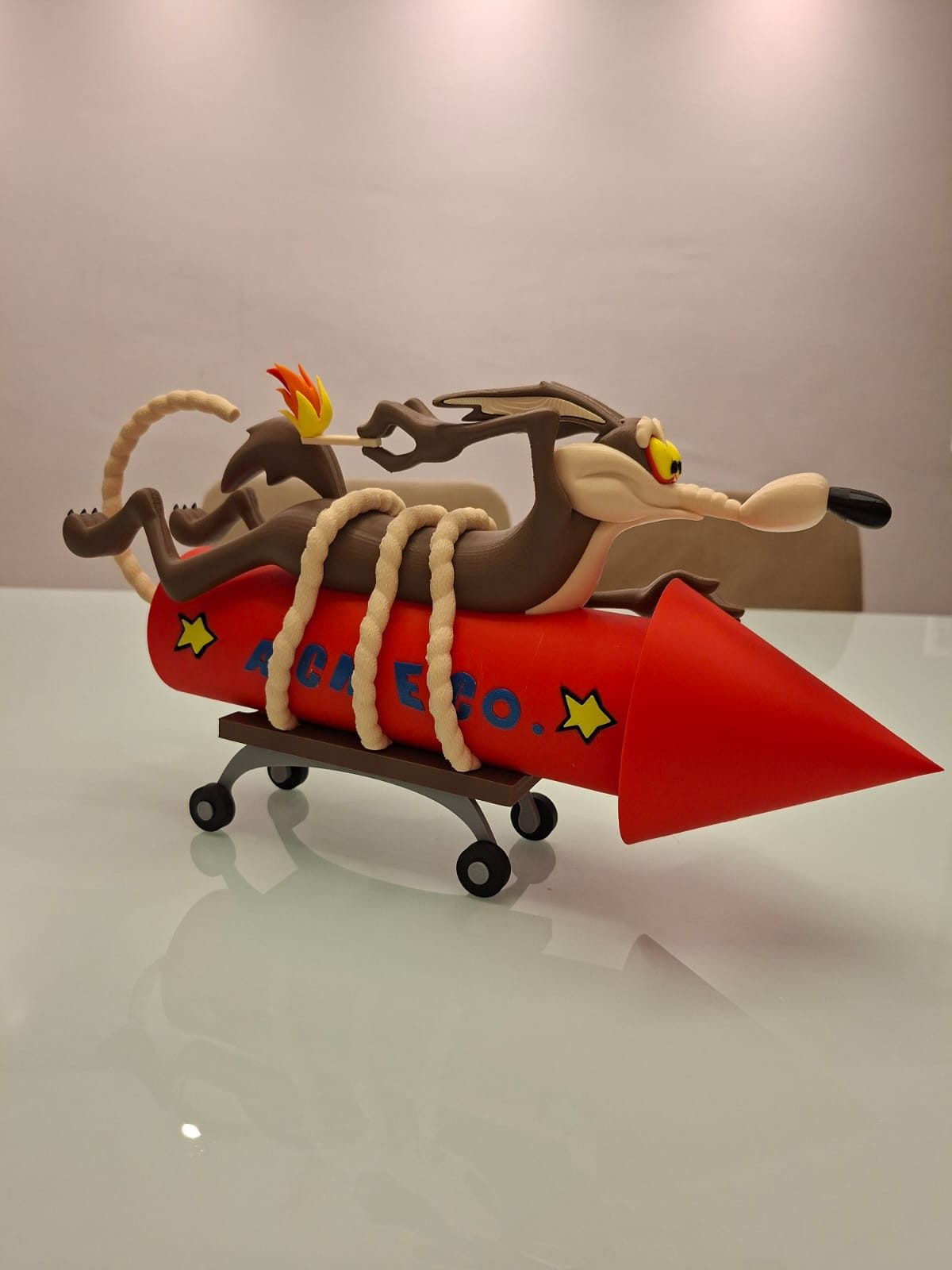 Coyote no Foguete ACME 3D – Colecionável Colorido 37 cm